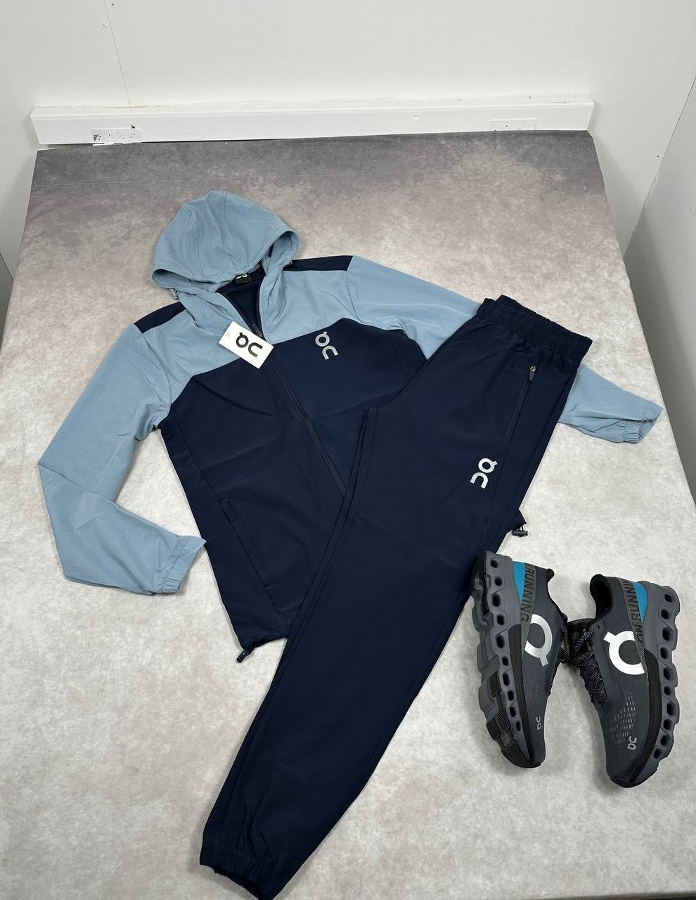 On Cloud Running Performance Athletic Tracksuit